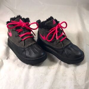 Nike ACG Woodside Chukka 2 Girls Black and Hyper Pink Duck Boots